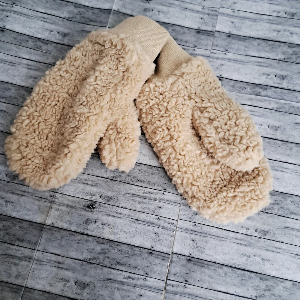 Time and Tru Sherpa Beige Fuzzy Winter Outerwear Mittens